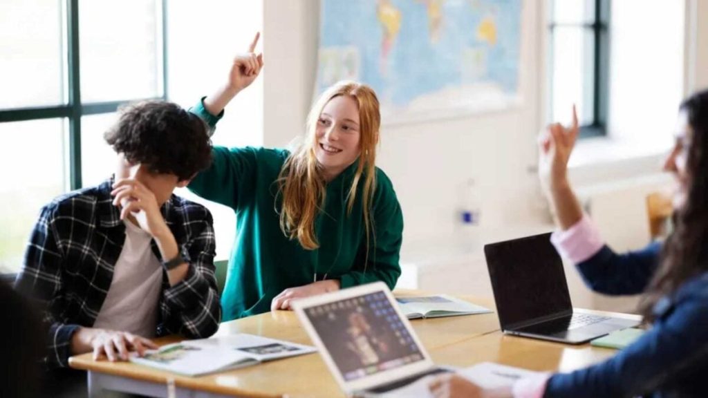A EdTech é a vilã das escolas? Entenda por que o modelo de ensino, e não a tecnologia, é o desafio