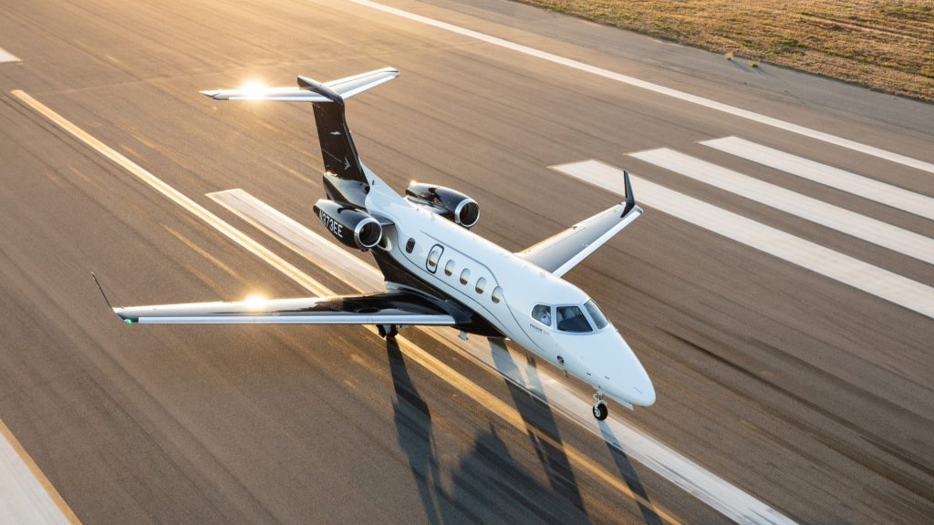 Embraer apresenta Phenom 300EV: Jato execultivo conta com sistema de pouso automático
