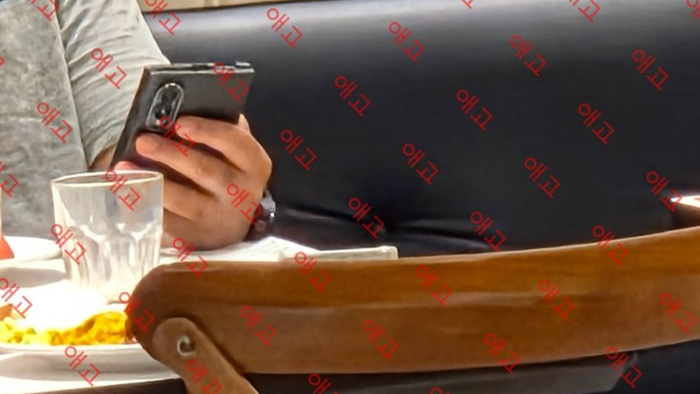 Galaxy Z Fold 8: Funcionário da Samsung é visto utilizando suposto dobrável em público